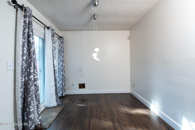 Building Photo - 416 Greenhill Ct