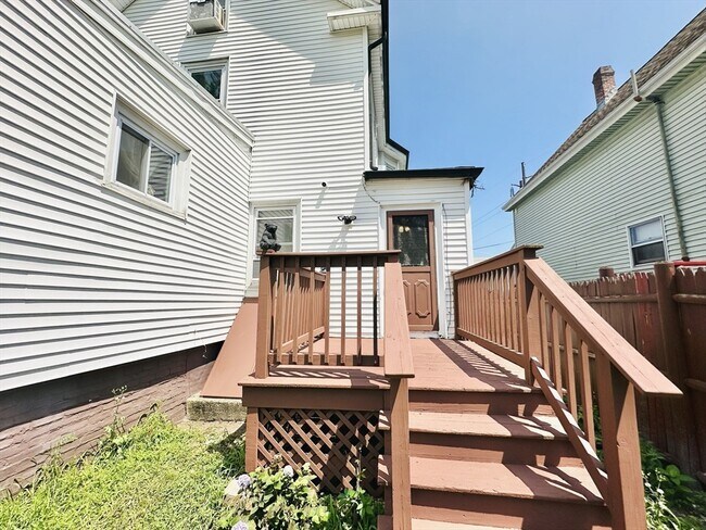 Building Photo - 39 Richardson St