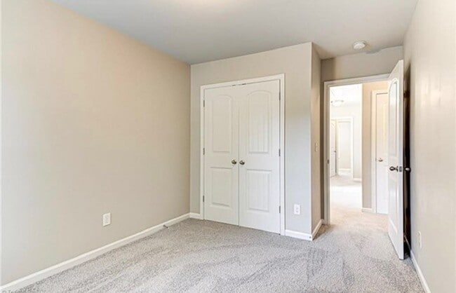Building Photo - 3 Bedroom 2.5 Townhome available now
