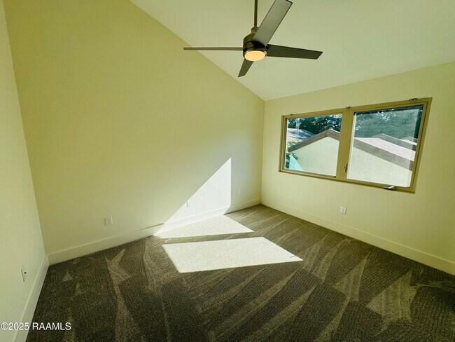 Building Photo - 113 Bayou St