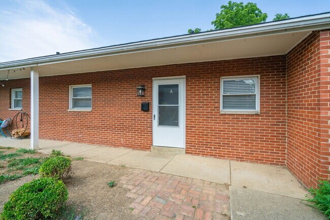 Building Photo - 133 E Markison Ave