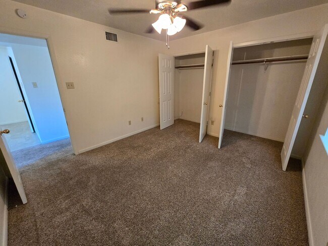 Building Photo - College Station - 3 bedroom / 2 bath 4 plex- downstair units.