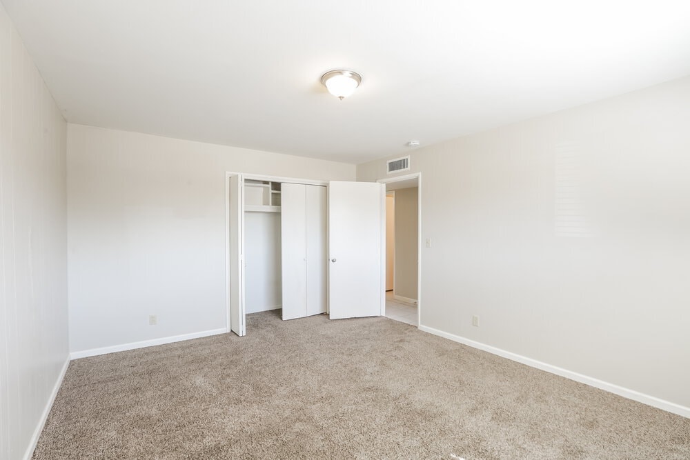 Building Photo - 1544 E Clover