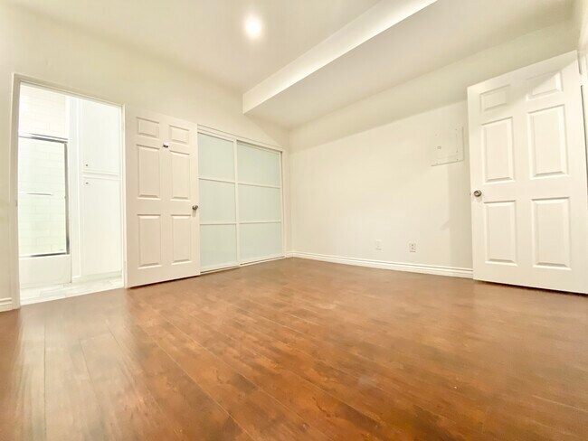 Building Photo - 125 N Doheny Dr