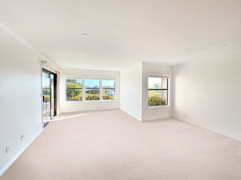 Building Photo - 1074 Calle del Cerro