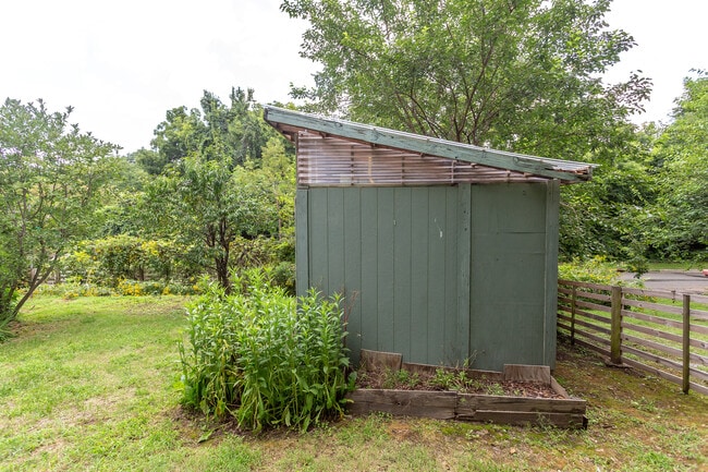 Building Photo - 510 Oakwood Ave