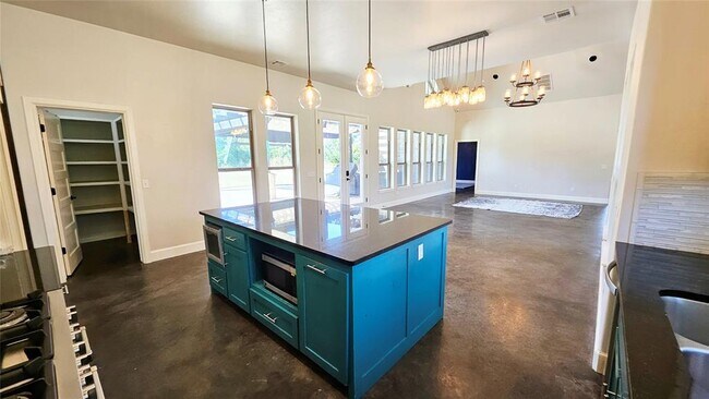Building Photo - 6301 Hilltop Dr