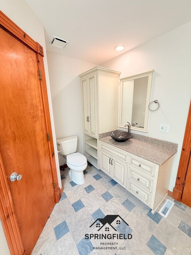 Building Photo - Location-Location, 4 BR / 2 Living Areas in SE Springfield w/ An Amazing Out Door Kitchen - Grill...