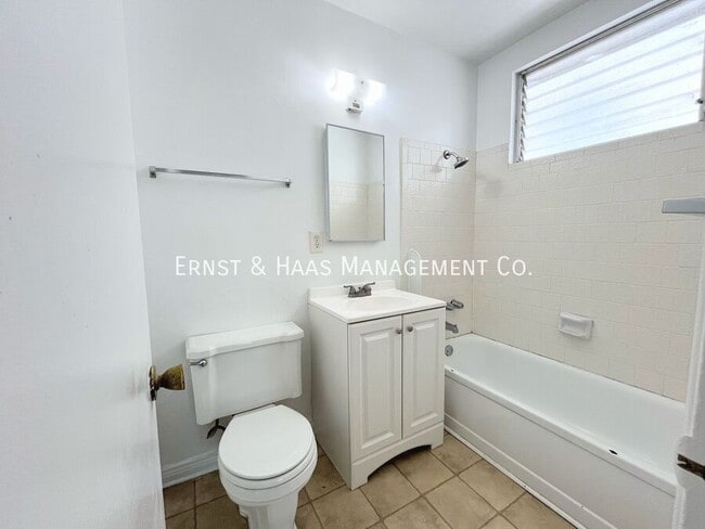 Building Photo - 2909 E 6th St