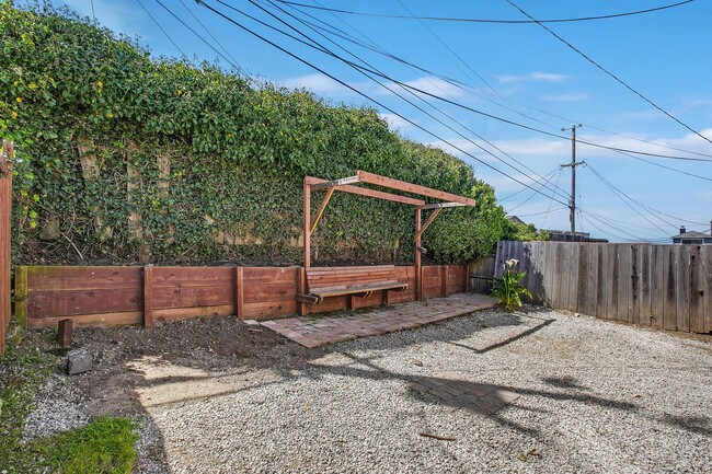 Building Photo - 3/1 Available Now Daly City