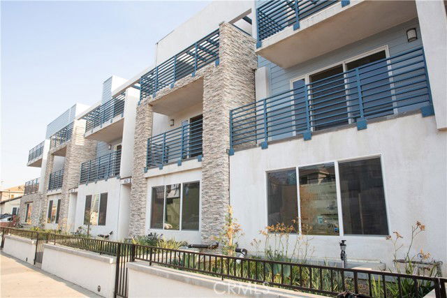 Building Photo - 14622 Vanowen St