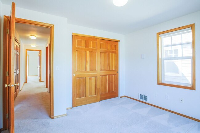 Building Photo - Lovely Mid-Island Home Available August 19th!