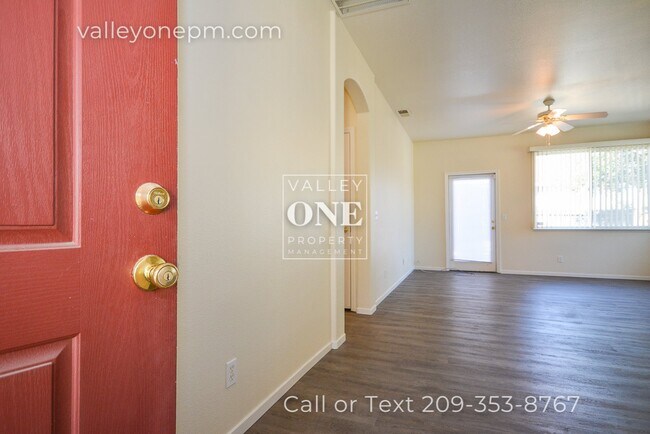 Building Photo - Well-Maintained Single Story Home in Desir...