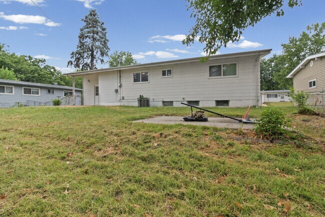 Building Photo - 2615 Flamingo Dr