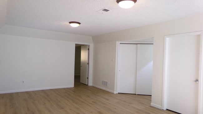 Building Photo - 924 Queens Ct