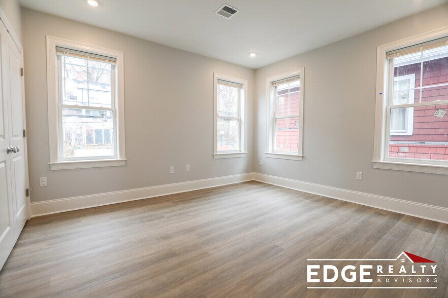 Building Photo - 108 Brooks St
