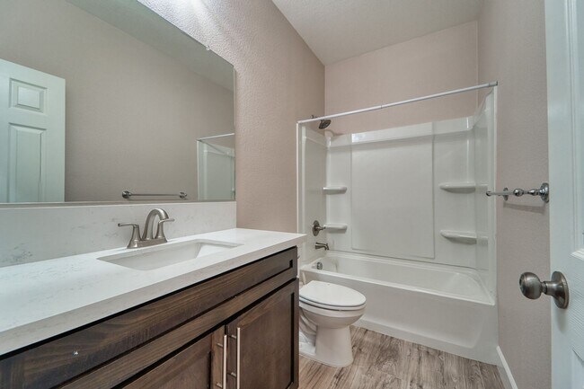 Building Photo - Like new home in Olivehurst