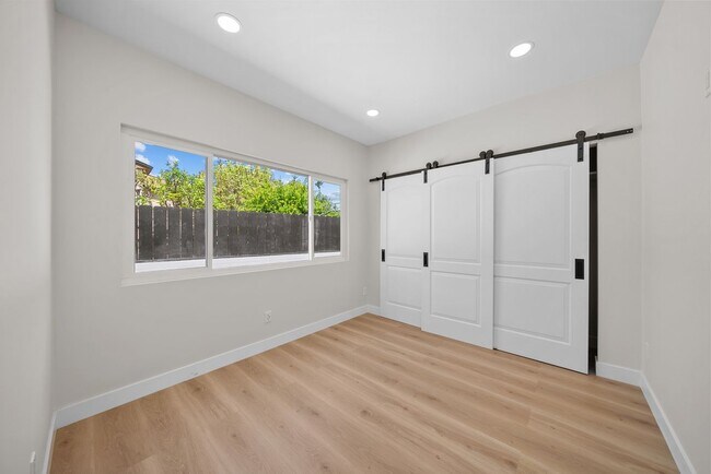 Building Photo - 2333 Ridge View Dr