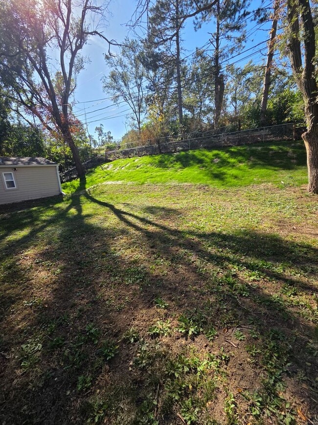 Building Photo - 3 bed 1 bath, 1 car detached garage, newly...