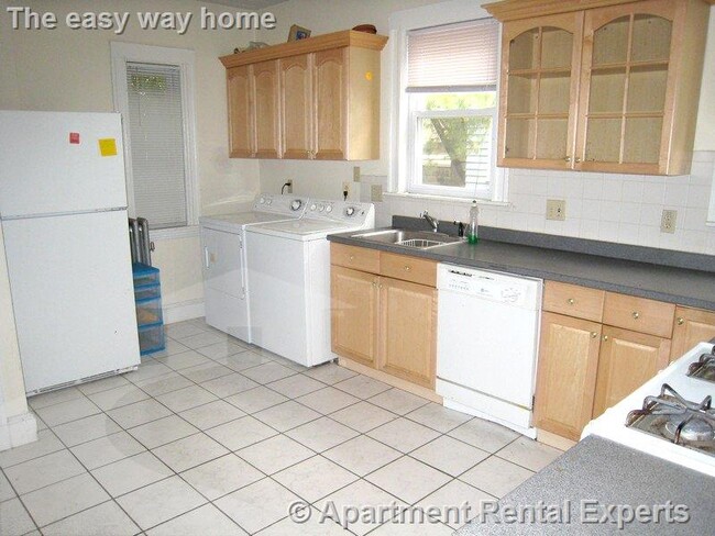 Building Photo - 183 College Ave