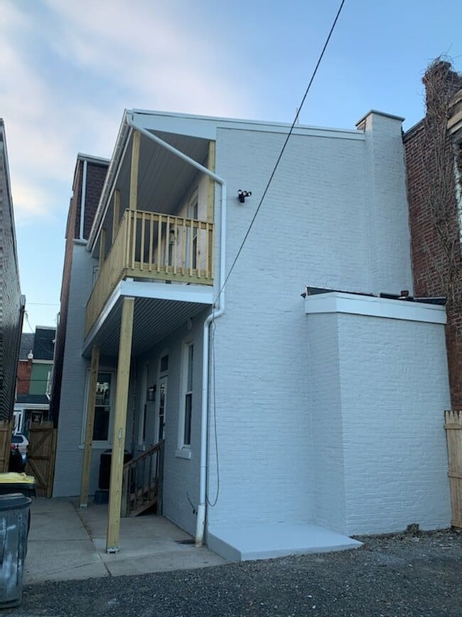 Building Photo - 617 E Chestnut St