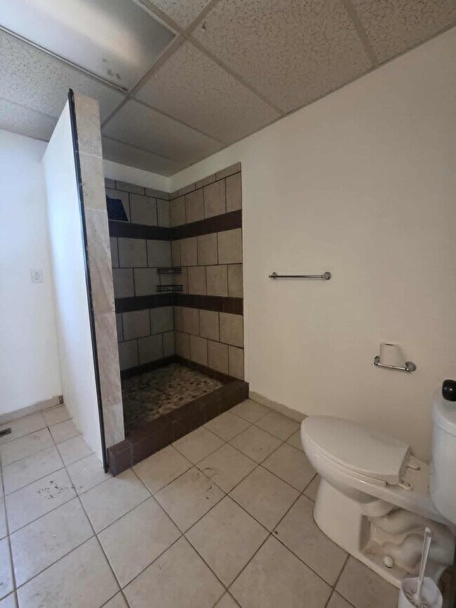 Building Photo - Charming Corner lot for rent!