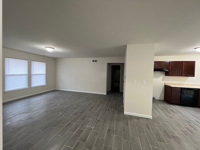 Building Photo - House on 5 acres 3 beds, 2 baths