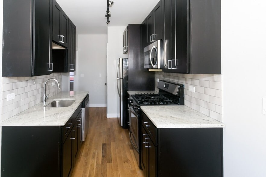 Building Photo - 2241 W Eastwood Ave