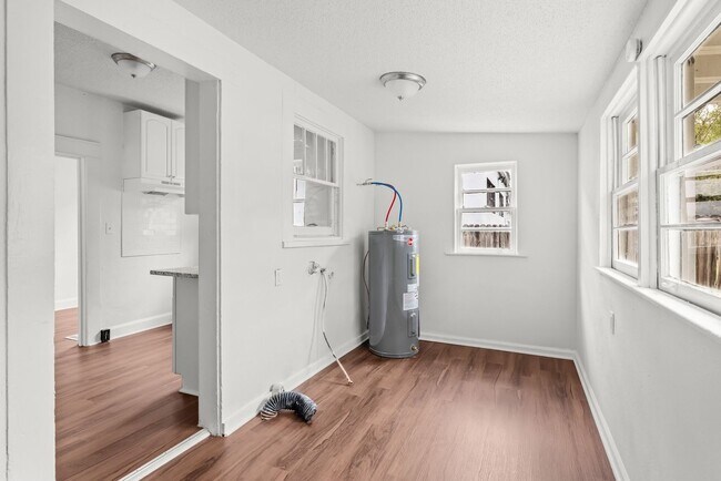 Building Photo - Move-in Special: Receive a $300 gas card with approved application and signed lease.-1609 Jeffers...