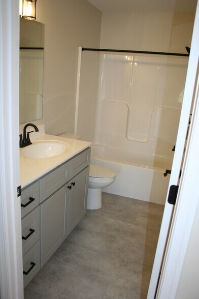 master bathroom - 2720 Dorval Rd