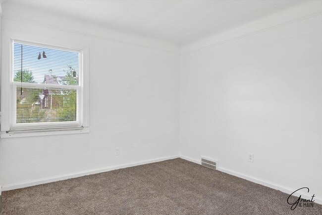 Building Photo - 3 bedroom bungalow - $1200