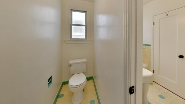 Building Photo - Lakeside 3 Bedroom / 3 Bathroom Single Fam...