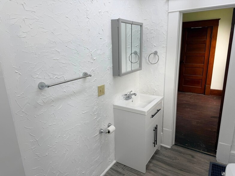 Building Photo - 633 S Apperson Way