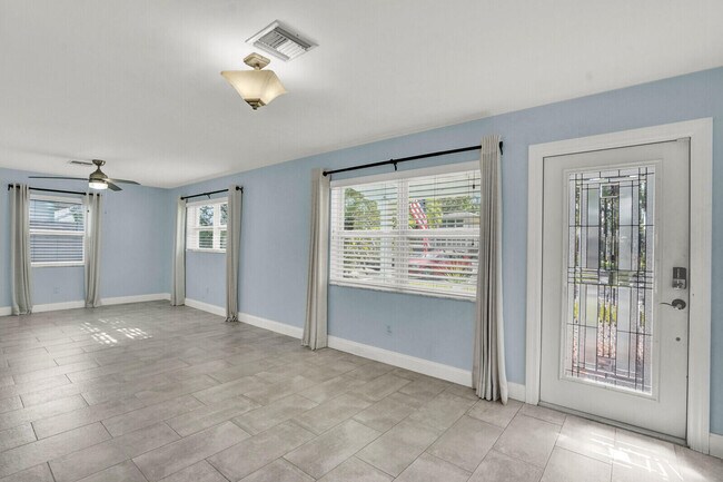 Building Photo - 501 SW 8th St