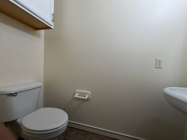 Building Photo - ISLAND TOWNHOME IN A GATED COMMUNITY