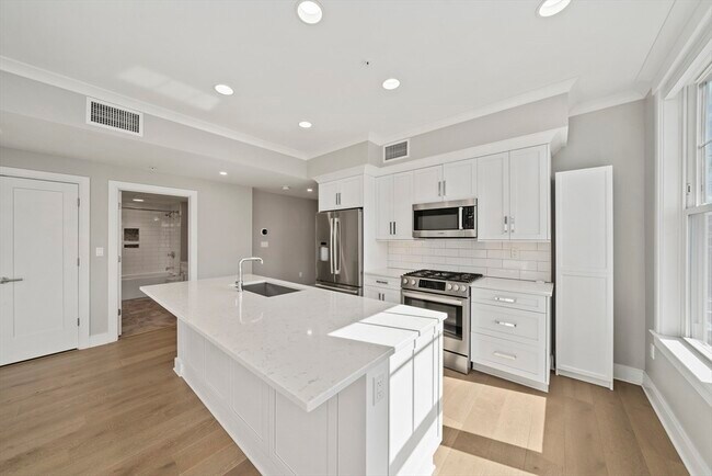 Building Photo - 353 Summer St