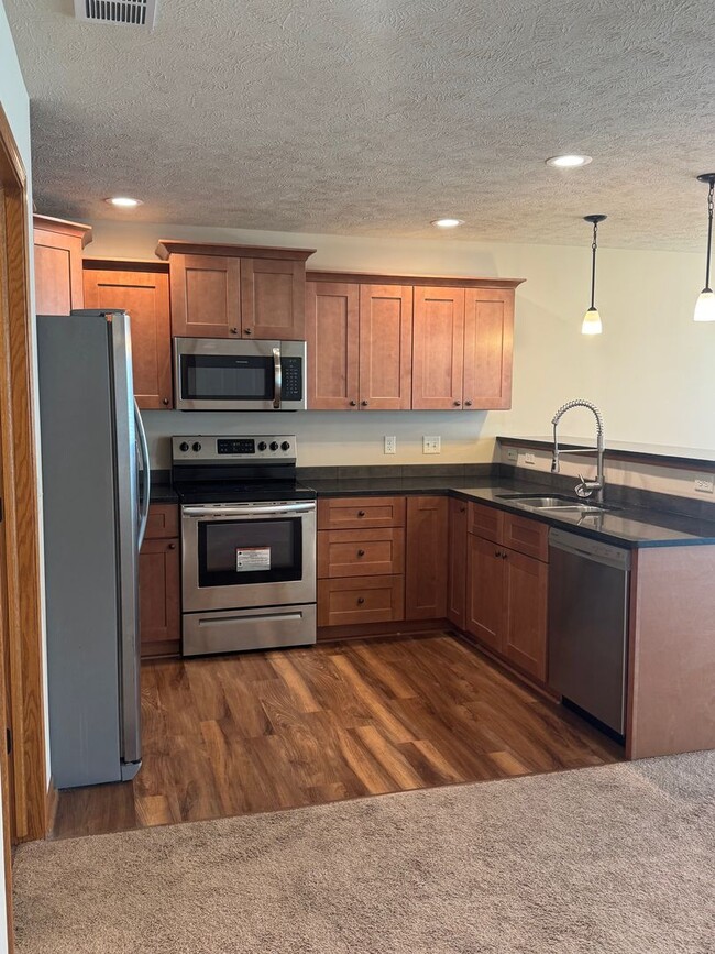 Building Photo - Spacious 3-Bedroom Townhome in Prairie Vil...