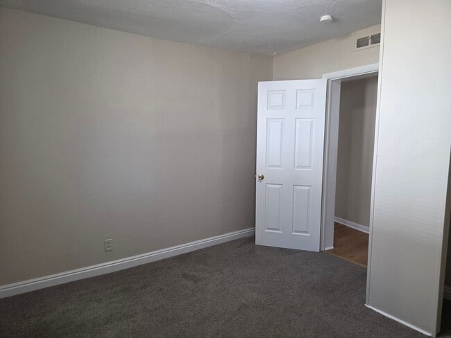 Building Photo - SPACIOUS, BRIGHT 2 BEDROOM - LARGE YARD