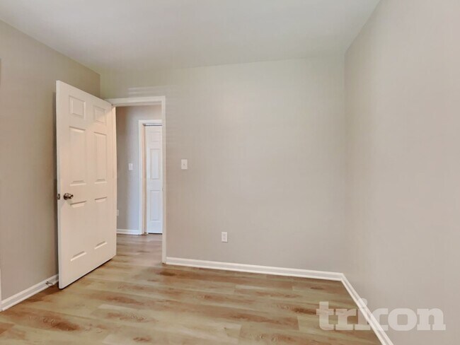 Building Photo - 101 N Lakeside Dr