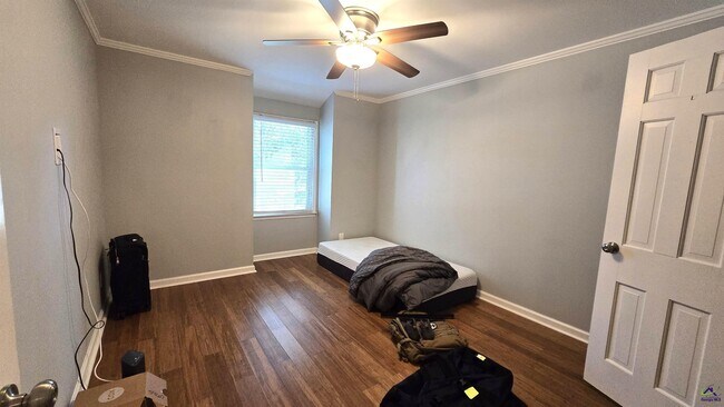 Building Photo - 201 Quail Run Dr