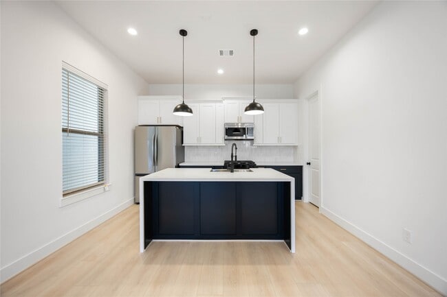 Building Photo - 2528 Live Oak St