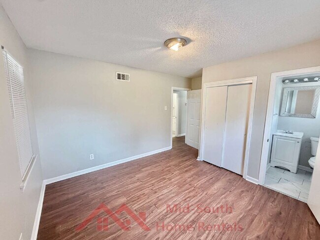Building Photo - 2050 Sharon Ln