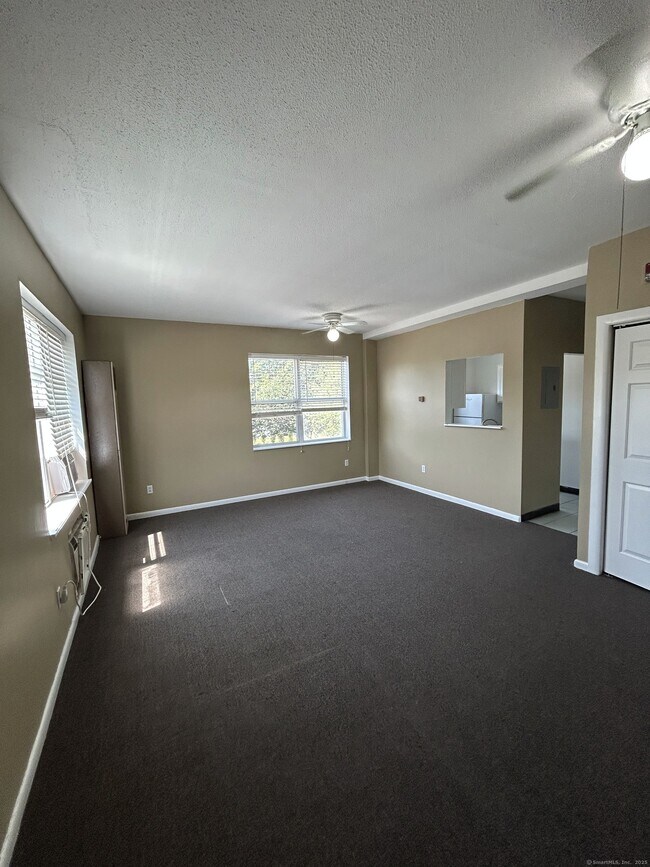 Building Photo - 1064 Poquonnock Rd
