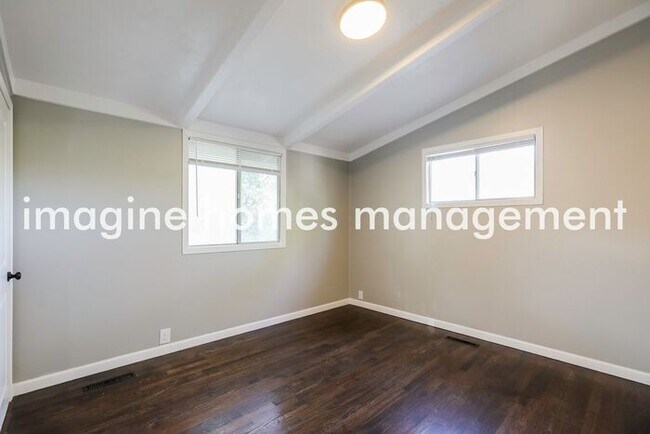 Building Photo - Freshly Renovated 3 Bedroom 1.5 Bath Home ...