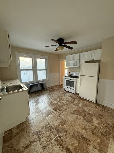 Kitchen. - 18 Roger St