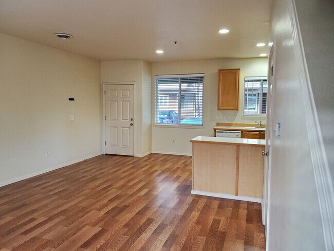 Building Photo - Great Location! 2 Bed 2 Bath Townhouse Style Condo! Open Concept! Laminate Floors Throughout Main!