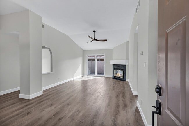 Building Photo - 2/2