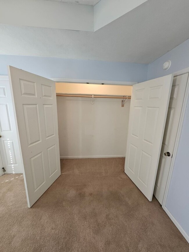 Building Photo - 2018 Hickory Dr