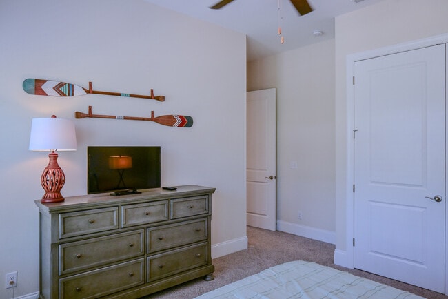 Building Photo - 1013 Marsh Vw Dr