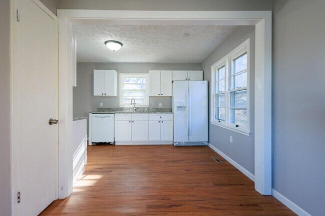 Building Photo - Gorgeous 4 bed 2 bath single-family home in Council Bluffs, IA